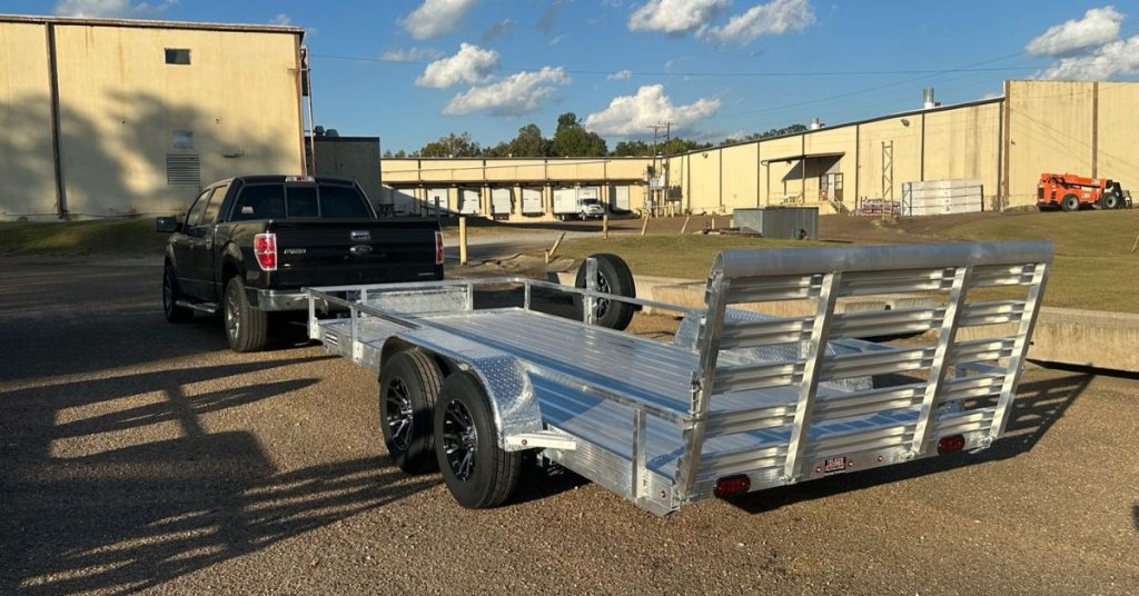 Unlocking Efficiency: The Benefits of a Flat Top Trailer for Your Hauling Needs